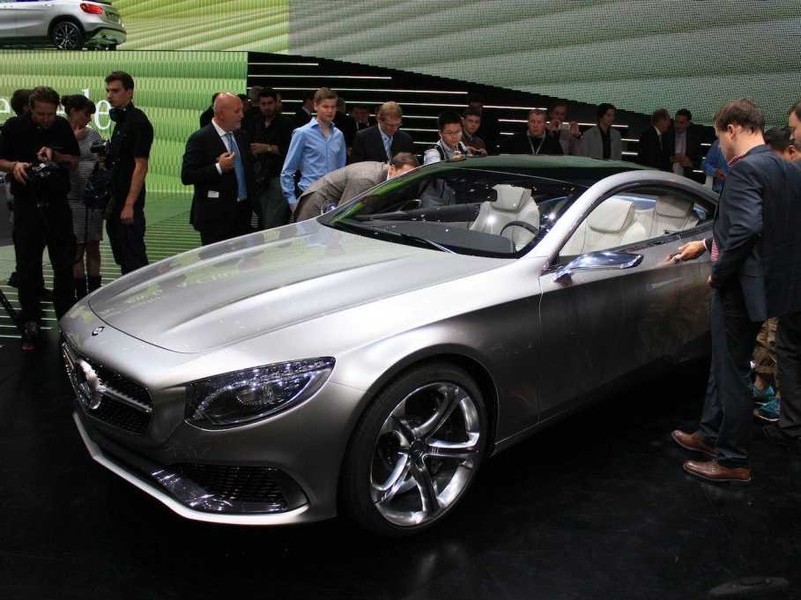 Mercedes-Benz S-Class Coupe sở hữu phần thân khá là mượt mà với điểm nhấn là những đường gân mạnh mẽ và trần xe thon gọn, những nét riêng thiết kế đậm chất thể thao và hiện đại.